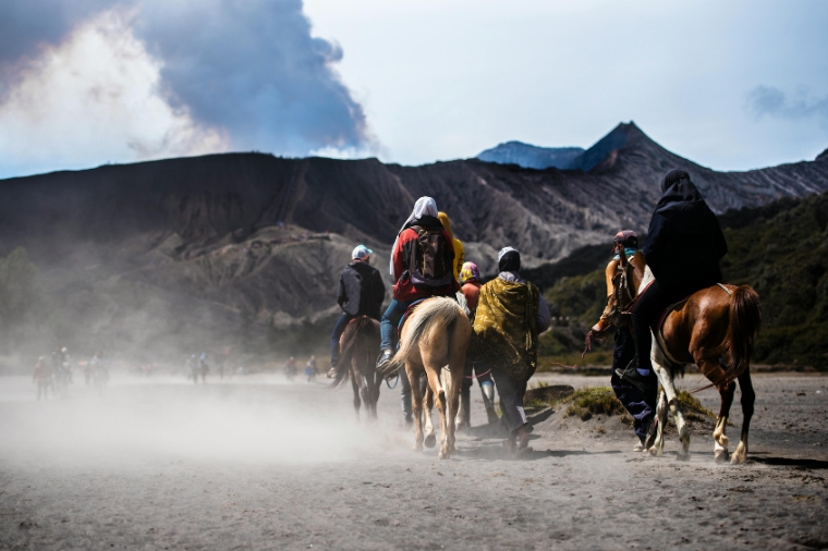婆羅摩火山騰格爾沙海騎馬